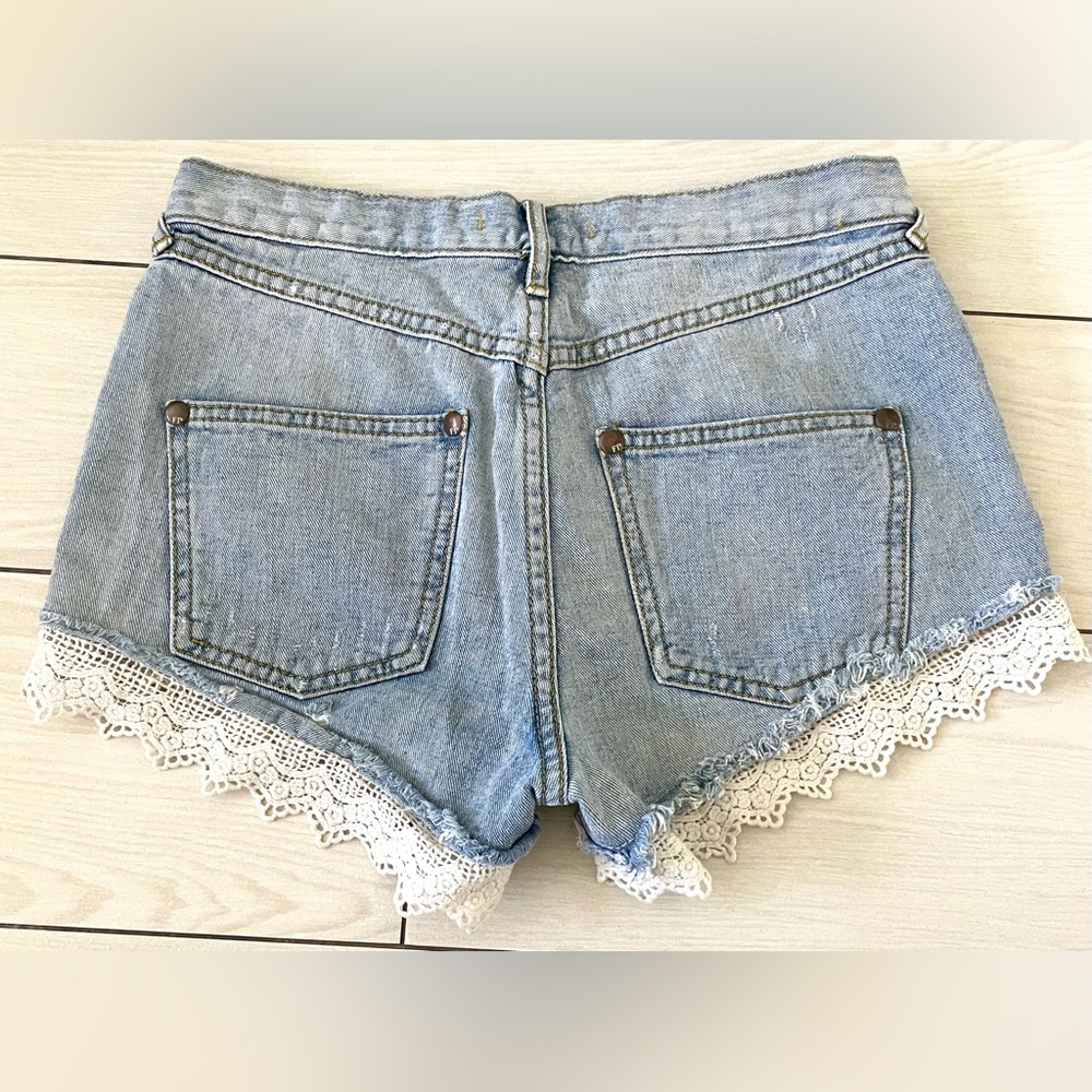 Free People Blue Denim Jeans‎ Shorts White Lace Trim Bottoms Women’s Size 25 W - Picture 8 of 8